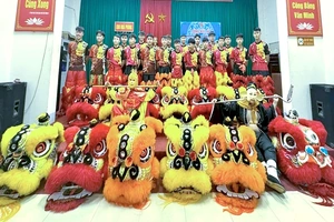 Múa lân “cõng” trăng về