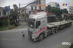 Nguy cơ tai nạn khi trẻ nhỏ lao ra đường không quan sát