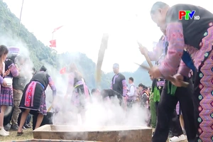 Độc đáo phong tục giã bánh giày của người Mông