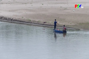 Ngăn chặn tình trạng đánh bắt cá bằng kích điện mùa nước cạn