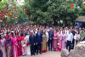 Đoàn kiều bào tiêu biểu dâng hương tại Đền Hùng