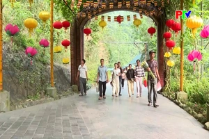 Đông đảo du khách “về với mẫu” Tây Thiên trong dịp nghỉ lễ
