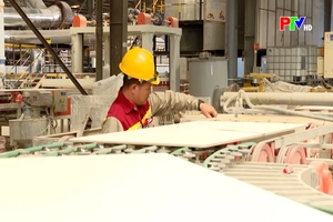 Người lao động hăng say làm việc trong Ngày Quốc tế Lao động