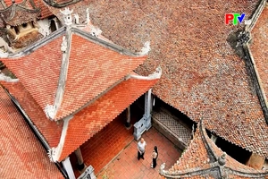 Phu Tho Culture Express - The curved roof of communal house preserves the shadow of time