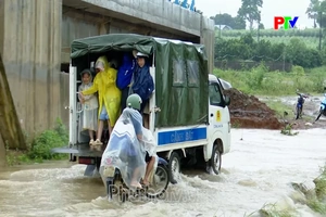 Công an xã hỗ trợ người dân qua ngầm tràn