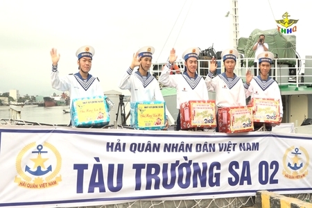 Những chuyến tàu mang quà Tết ra nhà giàn