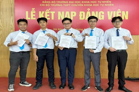 “Cậu bé vàng” vào Đảng để nguyện đi đúng hướng