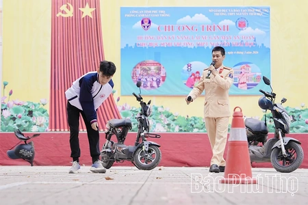 Tuyên truyền pháp luật về an toàn giao thông cho học sinh