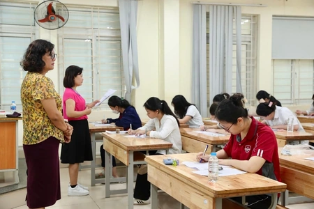 Đề xuất bắt buộc học hết THPT để giảm căng thẳng thi lớp 10