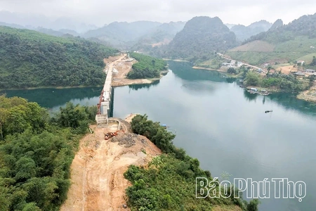 Mở đường liên kết vùng, mở “cánh cửa” phát triển vùng khó khăn