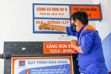 Giá xăng dầu chỉ được điều chỉnh ngay sau 1 ngày khi giá cơ sở tăng từ 15% trở lên