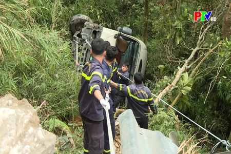 Xe khách 29 chỗ ngồi lao xuống ta luy âm tại Km20, Quốc lộ 2B xã Tam Đảo