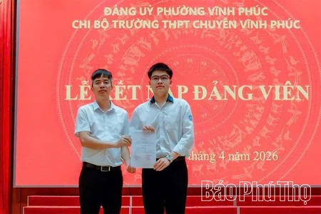 10 học sinh Trường THPT Chuyên Vĩnh Phúc được kết nạp vào Đảng