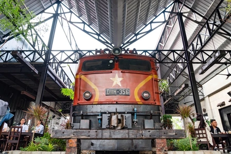 Quán cà phê cho khách ngắm tàu hỏa chạy qua ở ga Huế