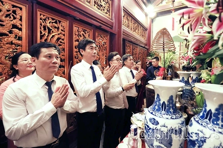 Đoàn đại biểu các địa phương dâng hương tưởng niệm các Vua Hùng