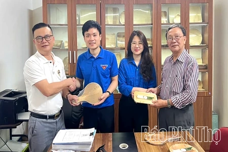 Tặng 500 chiếc quạt mo cau cho du khách