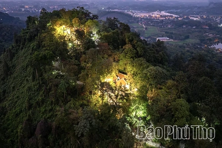 Từ núi thiêng Nghĩa Lĩnh bước ra thế giới