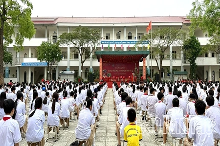 Trường THCS Phúc Yên hướng về miền Đất Tổ