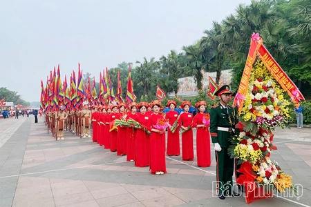 Trang trọng đón các đoàn đại biểu về dự Lễ Giỗ Tổ Hùng Vương tại Đền Hùng