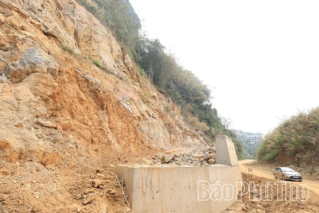 Tháo gỡ vướng mắc, đẩy nhanh tiến độ thi công Dự án Kè xử lý sạt lở đường Bích - Trụ