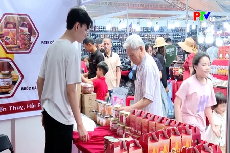 Hội chợ Hùng Vương đón trên 4.000 lượt khách