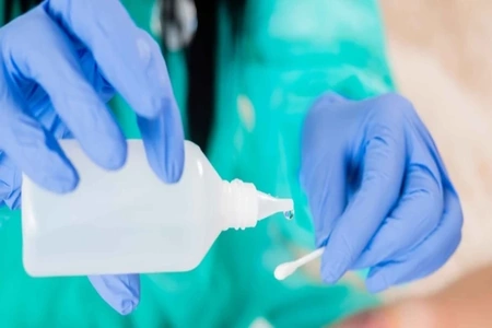 Bác sĩ cảnh báo nguy hiểm khi dùng oxy già sát trùng vết thương