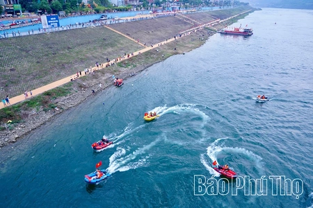 Mãn nhãn màn biểu diễn cano hơi nước tại Lễ cầu ngư