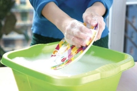 Hóa chất “ẩn mình” trên bát đĩa tàn phá đường ruột thế nào