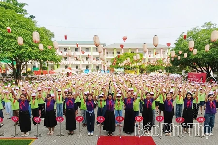 Các trường học tổ chức nhiều hoạt động kỷ niệm 136 năm ngày sinh Chủ tịch Hồ Chí Minh