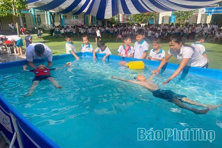 Trang bị kỹ năng cứu đuối cho học sinh