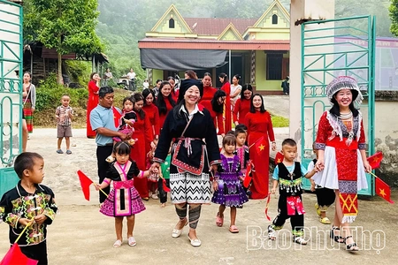 Thu Cúc&nbsp;chăm lo cho&nbsp;sự nghiệp giáo dục