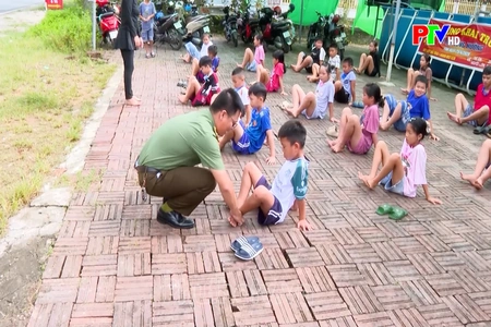 Công an xã dạy bơi miễn phí
