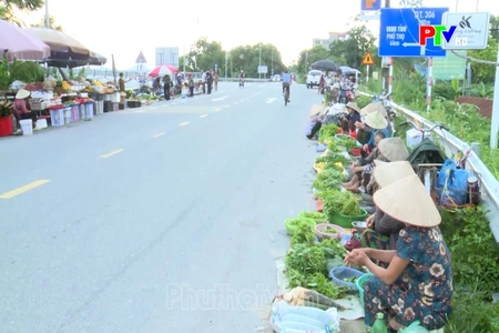 Họp chợ ven đường, tiềm ẩn nguy cơ mất ATGT