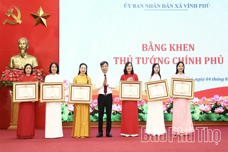 Tuyên dương&nbsp;khen thưởng hơn 600&nbsp;học sinh, giáo viên có thành tích xuất sắc