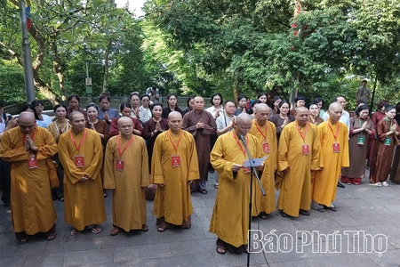 Đoàn đại biểu dự Đại hội Giáo hội Phật giáo Việt Nam tỉnh Phú Thọ dâng hương tưởng niệm các Vua Hùng