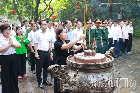 Dâng hương, hoa kỷ niệm 64 năm Bác Hồ về thăm&nbsp; Đền Hùng