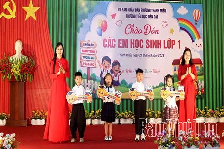 Học sinh nô nức tựu trường chào đón năm học mới