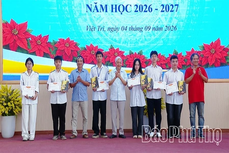 Trao học bổng&nbsp;khuyến học cho học sinh Trường THPT Việt Trì