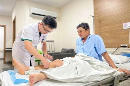 Gãy hở độ II hai xương cẳng chân, đóng đinh kín - 3 ngày sau phẫu thuật đã tập đi tại Lạc Việt