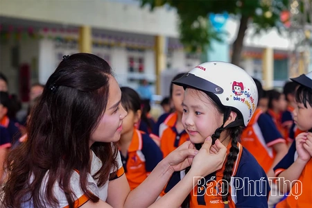 Hơn 60.000 học sinh lớp Một tại Phú Thọ được tặng mũ bảo hiểm đạt chuẩn