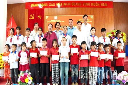 Thắp sáng ngọn lửa hiếu học và khát vọng cống hiến