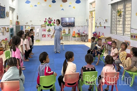 Pà Cò gian nan đưa trẻ tới trường