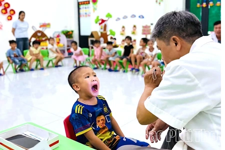 Quan tâm chăm sóc sức khỏe học đường