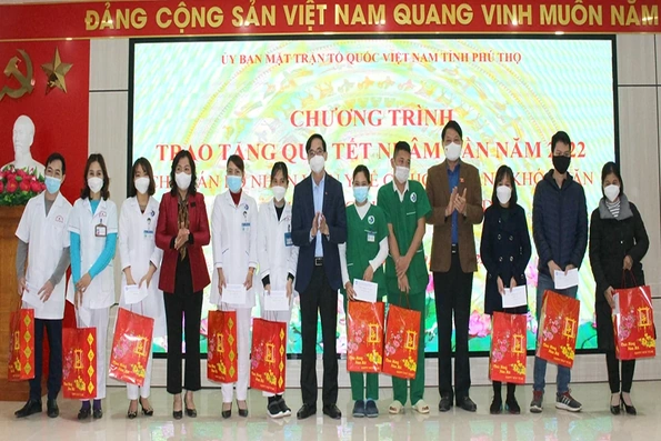 Chủ tịch Uỷ ban MTTQ tỉnh thăm, tặng quà y bác sỹ, công nhân có hoàn cảnh khó khăn tại thị xã Phú Thọ