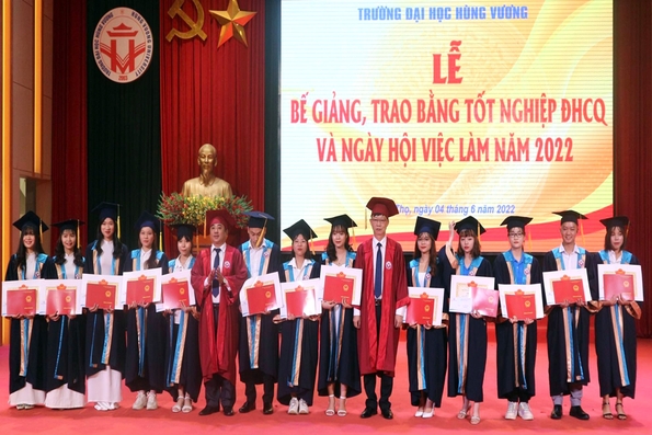 Trường Đại học Hùng Vương tổ chức bế giảng