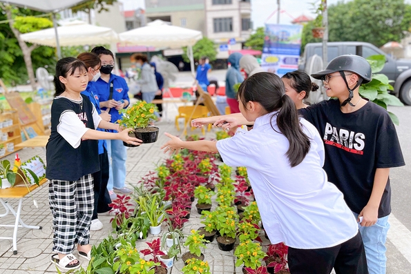 Chương trình “Đổi rác - Tặng cây” hưởng ứng Ngày Môi trường Thế Giới