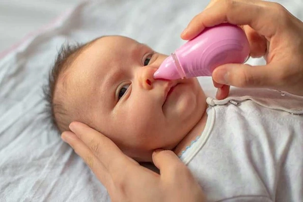 Năm hệ lụy nguy hiểm khi cha mẹ tự rửa, hút mũi cho trẻ không đúng cách