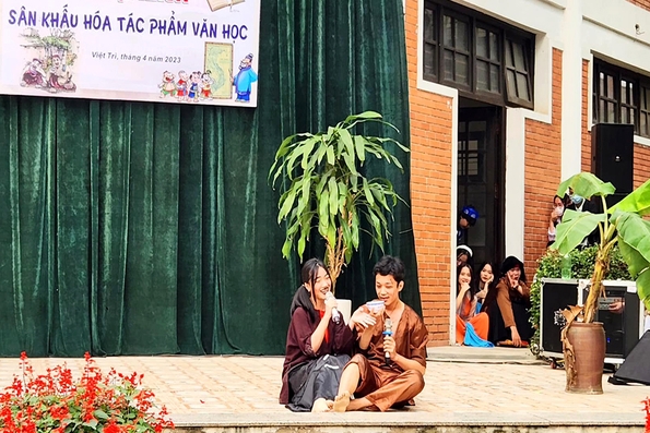 Học sinh tham gia sân khấu hóa tác phẩm văn học