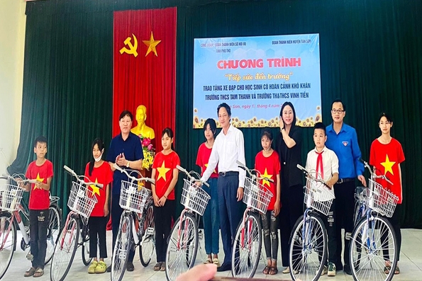 Trao tặng 20 chiếc xe đạp cho học sinh nghèo vượt khó tại Tân Sơn