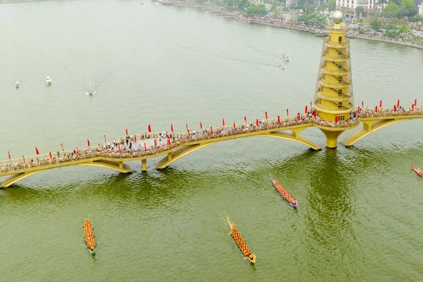 Hấp dẫn ngày hội bơi chải trên Hồ Công viên Văn Lang